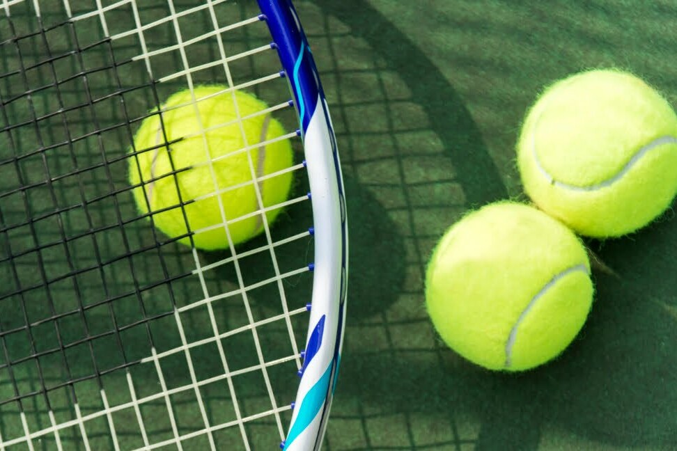 palline da tennis su un campo da tennis